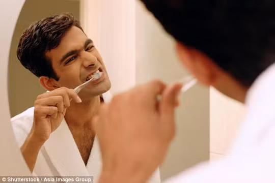 Đàn ông mắc bệnh viêm nướu tăng gấy đôi nguy cơ rối loạn cương dương - ảnh: SHUTTERSTOCK