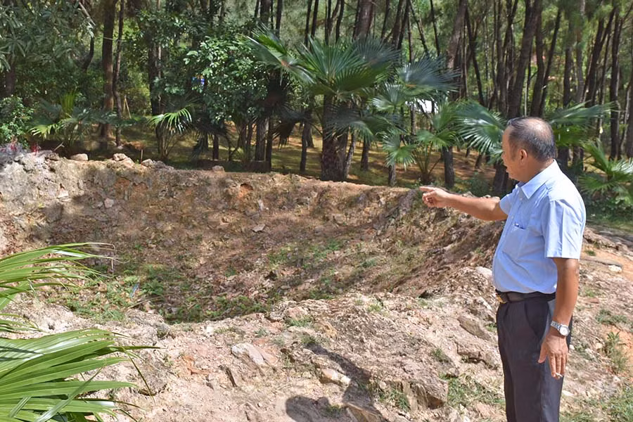  Hố bom Mỹ thả xuống Ngã ba Đồng Lộc làm 10 cô gái thanh niên xung phong hy sinh chiều ngày 24-7-1968. Ảnh: Đ.M.P