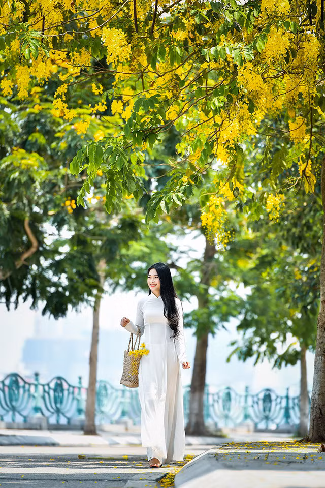 Nguyễn Thị Kim Khánh (sinh năm 1998) được dân mạng đặt biệt danh "hot girl tráng bánh mướt". Lí do là vì cô được biết tới qua một clip cô ngồi tráng bánh mướt phụ mẹ bán hàng. Nguyễn Thị Kim Khánh (sinh năm 1998) được dân mạng đặt biệt danh