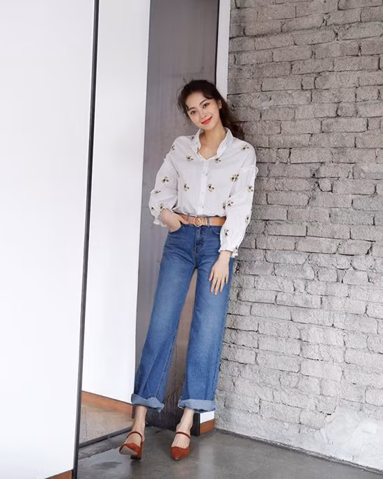  Sơ mi hoa là kiểu áo dành cho các bạn gái yêu phong cách cổ điển. Tuy nhiên nên khéo chọn sắc màu và kiểu hoạ tiết để tránh biến mình thành 'bà thím'.