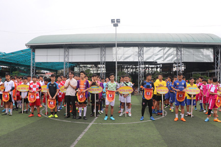 Ban tổ chức trao cờ cho 11 đội bóng đá đến từ các xã, phường trên địa bàn thị xã An Khê. Ảnh: N.M