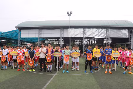 Ban tổ chức trao cờ cho 11 đội bóng đá đến từ các xã, phường trên địa bàn thị xã An Khê. Ảnh: N.M