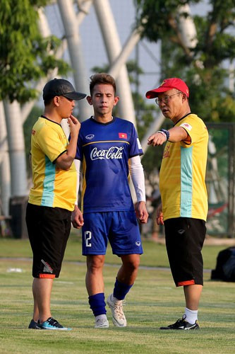 Thầy trò HLV Park Hang-seo đang tập trung chuẩn bị cho Á vận hội 2018. Bóng đá Việt Nam cần ổn định thượng tầng để tập trung cho AFF Cup 2018 và VCK Asian Cup 2019. Ảnh: HẢI ANH