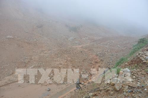 Mưa lớn kéo dài làm tuyến đường tránh đèo Măng Rơi huyện Tumơrông (KonTum) bị sạt lở nghiêm trọng. Ảnh: Cao Nguyên