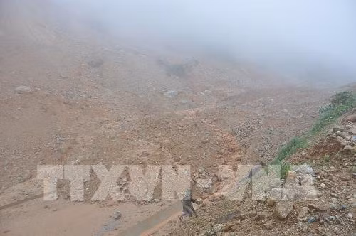 Mưa lớn kéo dài làm tuyến đường tránh đèo Măng Rơi huyện Tumơrông (KonTum) bị sạt lở nghiêm trọng. Ảnh: Cao Nguyên