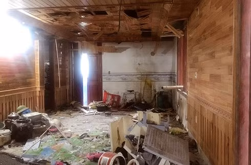 Trần tầng 1 căn nhà bong tróc, nhiều đồ đạc vỡ tan sau tiếng nổ. 