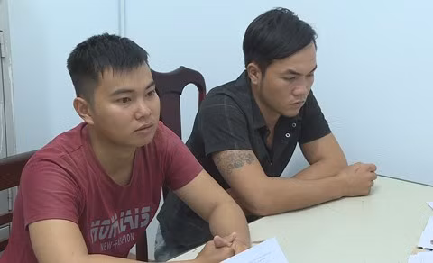 Dũng và Đông tại cơ quan điều tra.