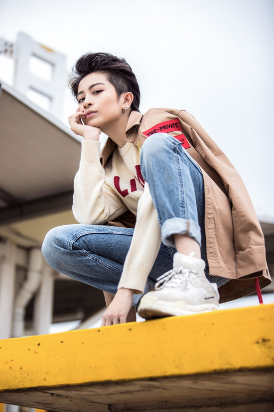 Bộ ảnh được thực hiện với sự hỗ trợ của stylist Kye, nhiếp ảnh Mr AT, trang điểm Lâm Ngọc Minh. Bộ ảnh được thực hiện với sự hỗ trợ của stylist Kye, nhiếp ảnh Mr AT, trang điểm Lâm Ngọc Minh.