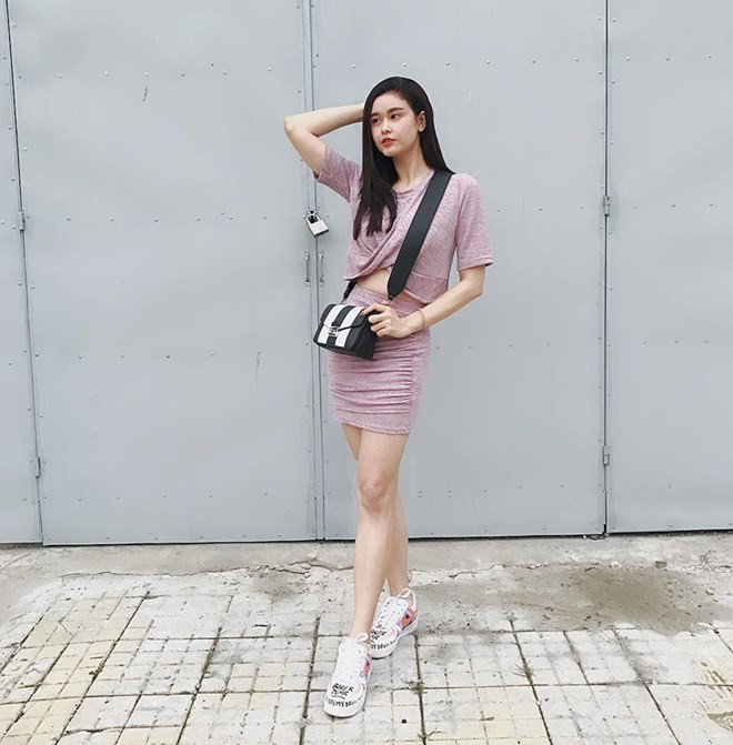  Cùng chung ý tưởng diện đồ matchy-matchy, tuy nhiên Trương Quỳnh Anh lại chọn lựa crop rop và chân váy bút chì điệu đà, chấm phá bằng đôi giày sneakers in chữ của Nike.