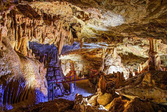  Hang “Vương quốc Feštini”, ở lõi vùng Istria.