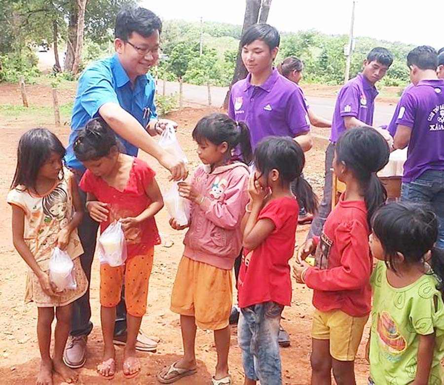  Thăm và phát cháo miễn phí cho thiếu nhi nghèo tại xã Ia Dom, Đức Cơ. Ảnh: Ksor H'Yuên