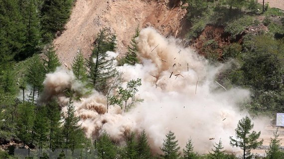  Triều Tiên cho nổ đường hầm số 2 tại bãi thử hạt nhân Punggye-ri, tỉnh Bắc Hamgyong ngày 24-5. Nguồn: Yonhap/TTXVN