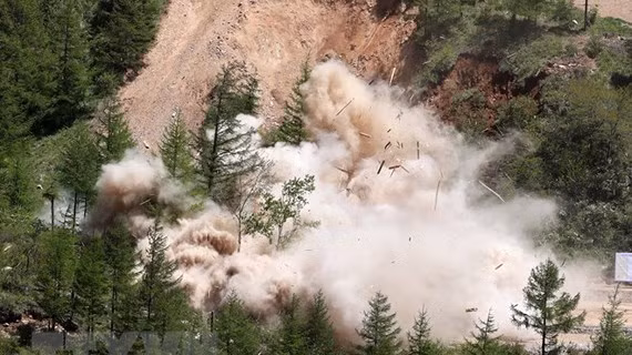  Triều Tiên cho nổ đường hầm số 2 tại bãi thử hạt nhân Punggye-ri, tỉnh Bắc Hamgyong ngày 24-5. Nguồn: Yonhap/TTXVN