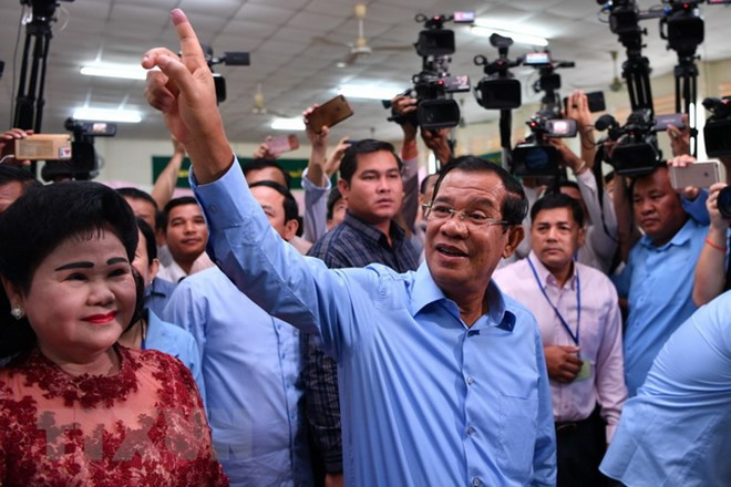 Thủ tướng Campuchia Samdech Techo Hun Sen (giữa) bỏ phiếu tại điểm bầu cử ở Phnom Penh ngày 29/7. (Ảnh: AFP/TTXVN) Thủ tướng Campuchia Samdech Techo Hun Sen (giữa) bỏ phiếu tại điểm bầu cử ở Phnom Penh ngày 29/7. (Ảnh: AFP/TTXVN)