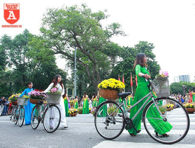 Chiếc áo dài, như một đặc ân ban tặng người phụ nữ, bởi khi mặc vào người, nó góp phần tôn lên vẻ đẹp hình thể Chiếc áo dài, như một đặc ân ban tặng người phụ nữ, bởi khi mặc vào người, nó góp phần tôn lên vẻ đẹp hình thể