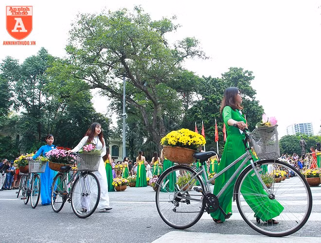 Chiếc áo dài, như một đặc ân ban tặng người phụ nữ, bởi khi mặc vào người, nó góp phần tôn lên vẻ đẹp hình thể Chiếc áo dài, như một đặc ân ban tặng người phụ nữ, bởi khi mặc vào người, nó góp phần tôn lên vẻ đẹp hình thể