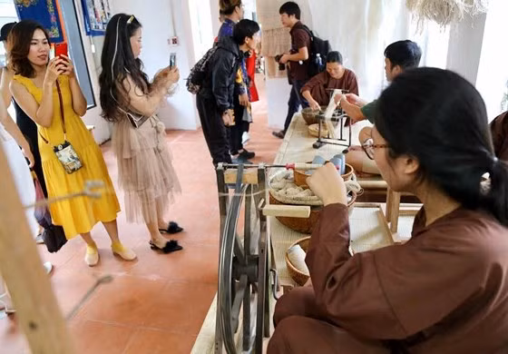 Công viên tái hiện quy trình se chỉ dệt tơ của người Việt 