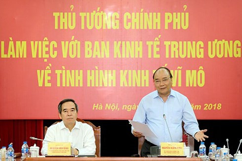 Thủ tướng Nguyễn Xuân Phúc và Trưởng Ban Kinh tế Trung ương Nguyễn Văn Bình chủ trì buổi làm việc.