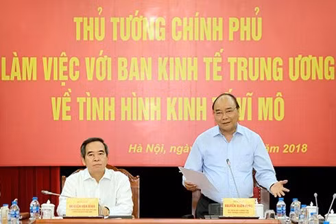 Thủ tướng Nguyễn Xuân Phúc và Trưởng Ban Kinh tế Trung ương Nguyễn Văn Bình chủ trì buổi làm việc.