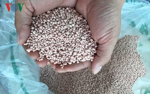 Việc sản xuất hàng giả, nhái ngày càng tinh vi hơn làm cho người dân khó nhận biết đâu là hàng thật, hàng giả. (Ảnh: Phan Ánh).