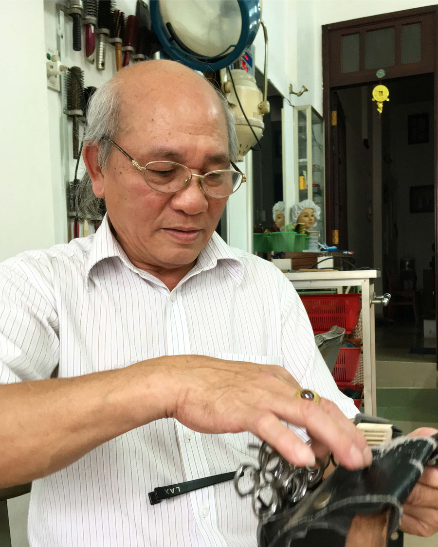 Ông Dương Công Bình cùng bộ đồ nghề giản dị đã theo mình hơn nửa thế kỷ với nghề tóc. Ảnh: N.B Ông Dương Công Bình cùng bộ đồ nghề giản dị đã theo mình hơn nửa thế kỷ với nghề tóc. Ảnh: N.B