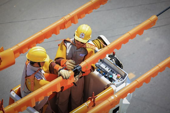 EVNCPC quán triệt đến các đơn vị quản lý vận hành tăng cường công tác kiểm tra lưới điện và bố trí lực lượng trực vận hành để đảm bảo cấp điện an toàn, ổn định cho khách hàng.