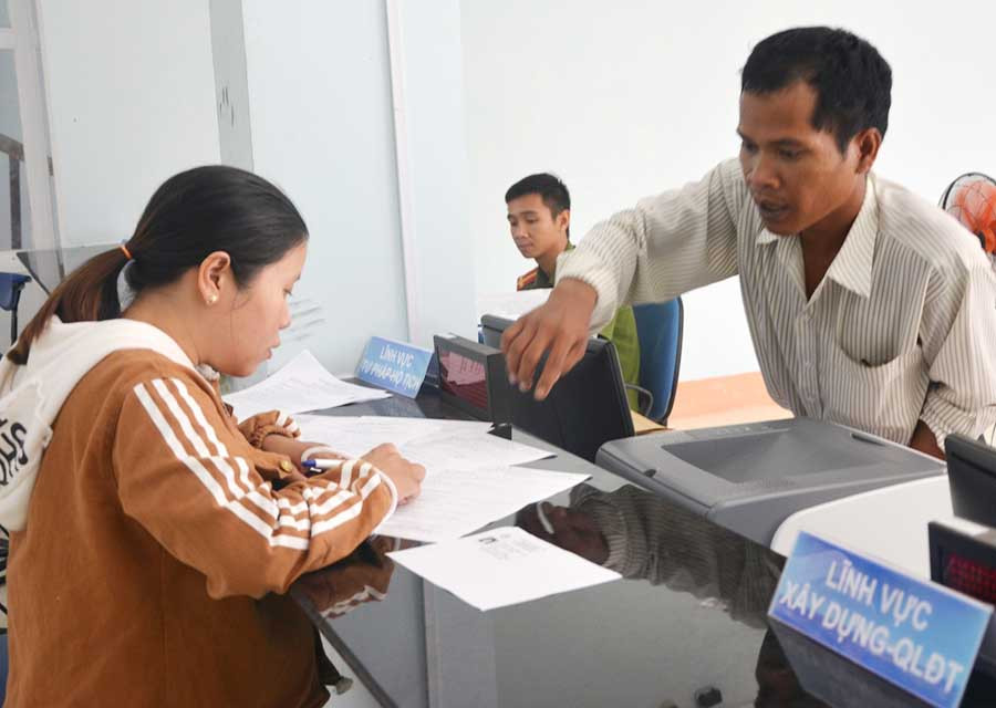  Người dân đến làm thủ tục tại bộ phận một cửa của UBND thị xã Ayun Pa. Ảnh: Đ.P