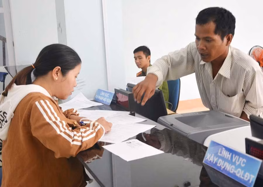  Người dân đến làm thủ tục tại bộ phận một cửa của UBND thị xã Ayun Pa. Ảnh: Đ.P