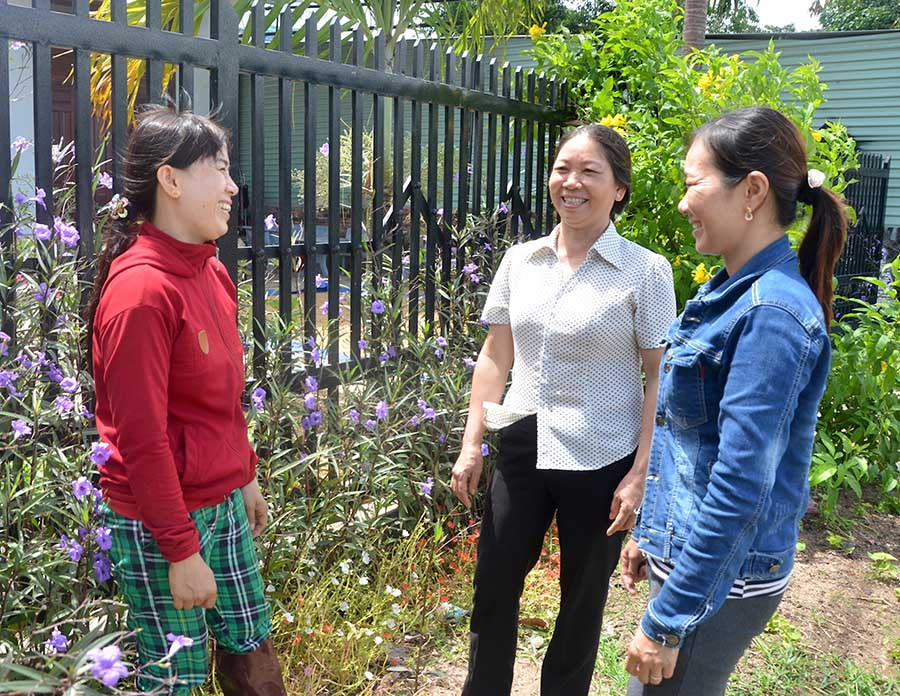  Cán bộ phụ nữ xã Ia Piar và thôn Thanh Trang vận động người dân làm hàng rào xanh-sạch-đẹp. Ảnh: T.Đ