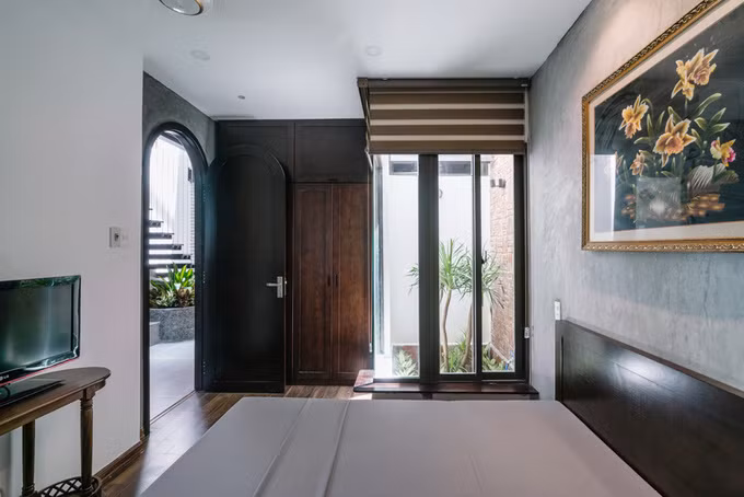  Hầu hết đồ dùng trong nhà đều được gia chủ tận dụng lại từ nhà cũ hài hòa với tông màu trầm mộc của nhà mới.