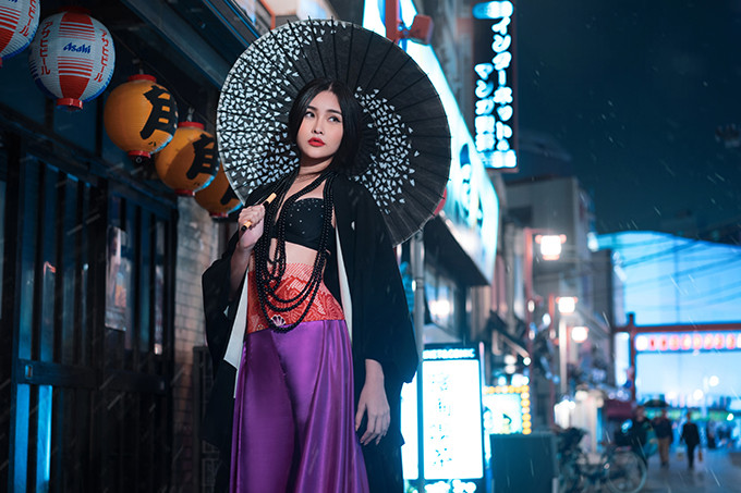Những phụ kiện mang đặc trưng văn hoá phương Đông được chọn lựa để tăng sức hút cho từng shoot hình.