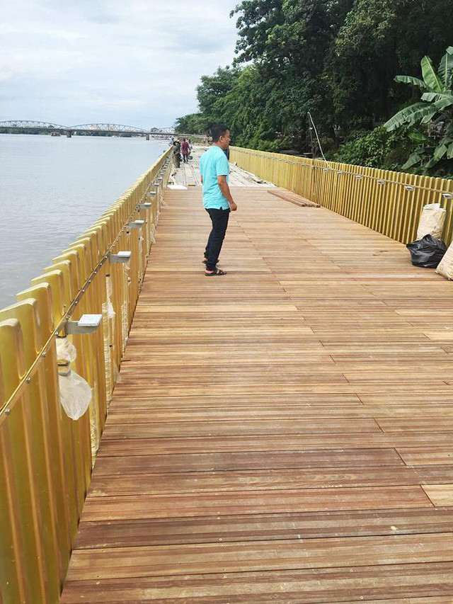 Đường đi bộ lát gỗ lim - điểm nhấn độc đáo tại TP Huế đang gấp rút hoàn thành Đường đi bộ lát gỗ lim - điểm nhấn độc đáo tại TP Huế đang gấp rút hoàn thành