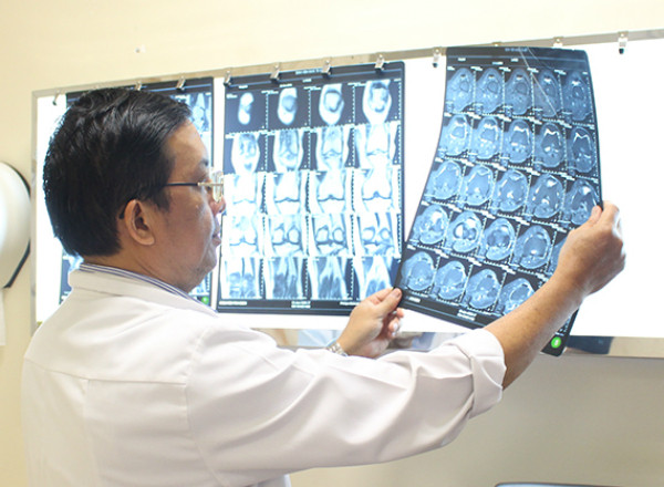 Ở giai đoạn sớm Xquang không phát hiện được các bệnh lý xương khớp mà phải cần tới chụp phim MRI. Ảnh: MT.  Ở giai đoạn sớm Xquang không phát hiện được các bệnh lý xương khớp mà phải cần tới chụp phim MRI. Ảnh: MT.