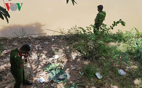 Cơ quan chức năng khám nghiệm hiện trường. Cơ quan chức năng khám nghiệm hiện trường.