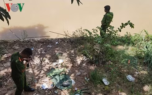 Cơ quan chức năng khám nghiệm hiện trường.