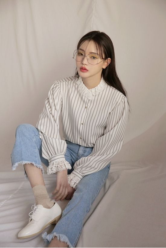 Kiểu áo phối vải ren, trang trí tay áo cầu kỳ theo phong cách 'quý tộc' tạo nên sự mới mẻ cho xu hướng sơ mi 2018.