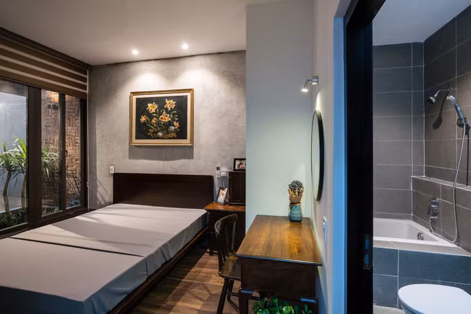 Về đêm, các kiến trúc sư dùng các loại đèn với công suất vừa phải và nhiệt độ màu phù hợp để không gian trở nên ấm cúng, gần gũi và tĩnh lặng hơn.