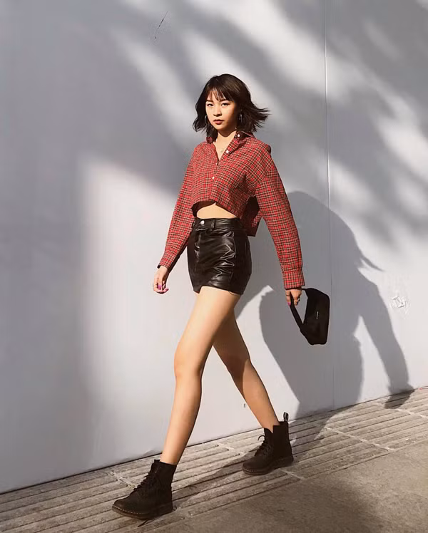  Trên đường đua phong cách street style của sao Việt không thể thiếu Phí Phương Anh. Người mẫu luôn thể hiện tinh thần ăn mặc hợp mùa, hợp mốt qua cách mix - match trang phục.