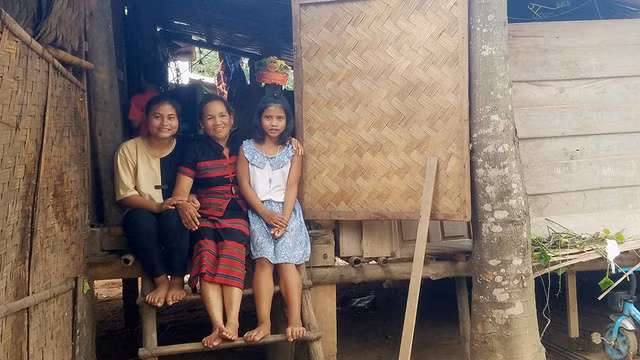 Nỗi lo lớn nhất của Kăn Linh (giữa) là những người con nuôi đang tuổi ăn học, nhưng Kăn Linh nói bằng mọi cách sẽ cố gắng đến khi tất cả những đứa con trưởng thành.