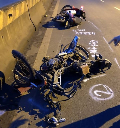  Hai xe máy bị tông trong vụ tai nạn