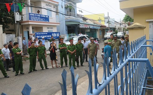 Phía ngoài phiên tòa, hàng rào an ninh được thiết lập 