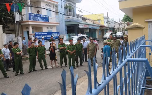Phía ngoài phiên tòa, hàng rào an ninh được thiết lập 