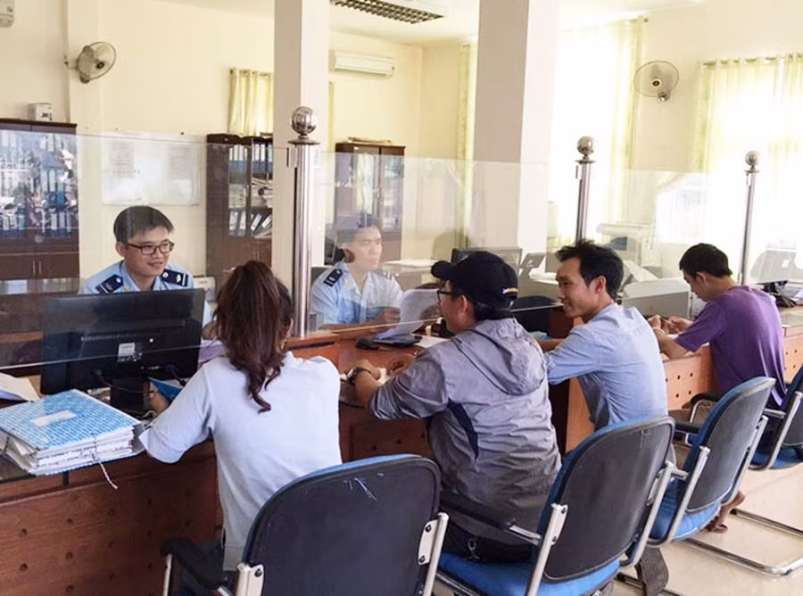  Doanh nghiệp thực hiện hồ sơ hải quan điện tử. Ảnh: G.K