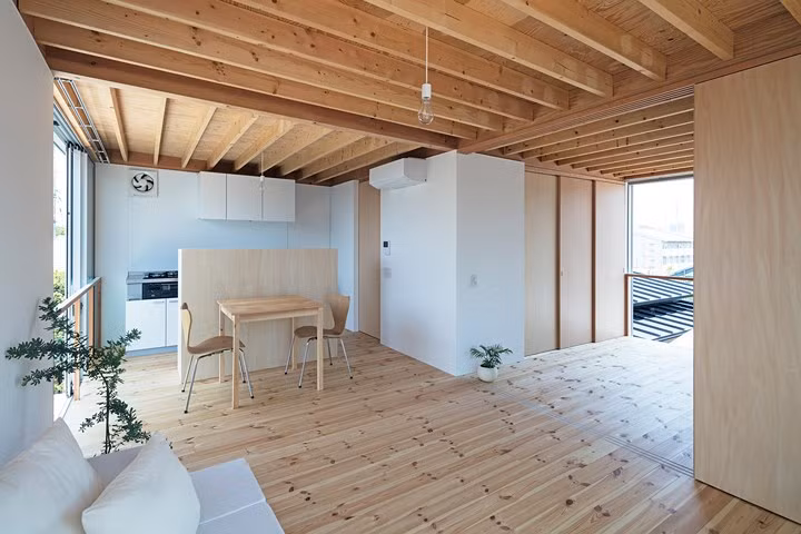  Bàn ăn đặt sau bức ngăn tạm đảm bảo mùi bếp không ảnh hưởng đến lúc mọi người đang thưởng thức món ăn.