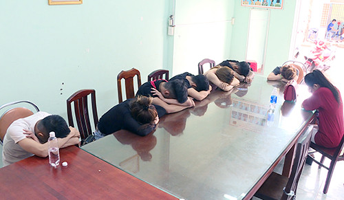  Nhóm nam nữ thanh niên tại trụ sở công an. Ảnh: Quang Bình.