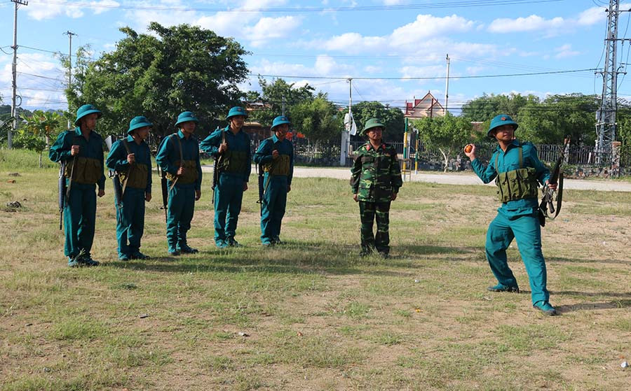  Dân quân huyện Kbang luyện tập kỹ thuật ném lựu đạn xa trúng đích. Ảnh: V.H