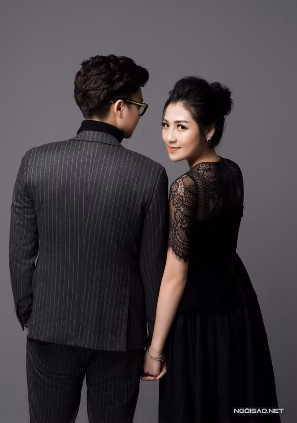 Từ lúc công khai tin mừng, Tú Anh và Gia Lộc đã xuất hiện cùng nhau tại một sự kiện. Ở chốn đông người, cả hai khá ngại ngùng thể hiện tình cảm. Tuy nhiên trên mạng xã hội, cô luôn dành cho chồng sắp cưới những lời yêu thương. 