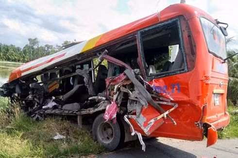 Ô tô khách sau vụ tai nạn hư hỏng nặng ( Ảnh: CTV)