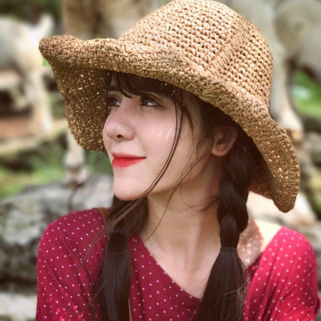  Cô gái được dân mạng ví von xinh đẹp tựa “thiên thần lai” này là Phan Thị Mỹ Linh (sinh năm 1997) còn được biết đến với biệt danh Linh My. Hiện tại Linh đang theo học ngành Báo chí Đa phương tiện, khoa Phát thanh – Truyền hình của trường Học viện Báo chí và Tuyên truyền.