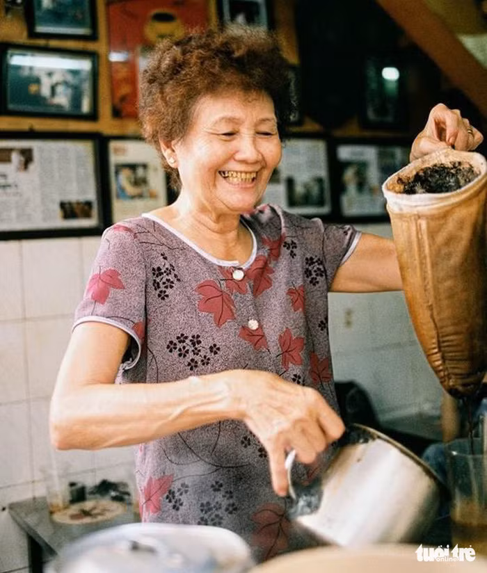  Cô chủ quán luôn tươi cười, niềm nở với khách - Ảnh: MỸ DUYÊN